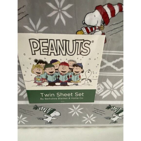 Peanuts Snoopy Sledding Ice Skating Winter Twin Size Super Soft Sheet Set NEW - Picture 2 of 11